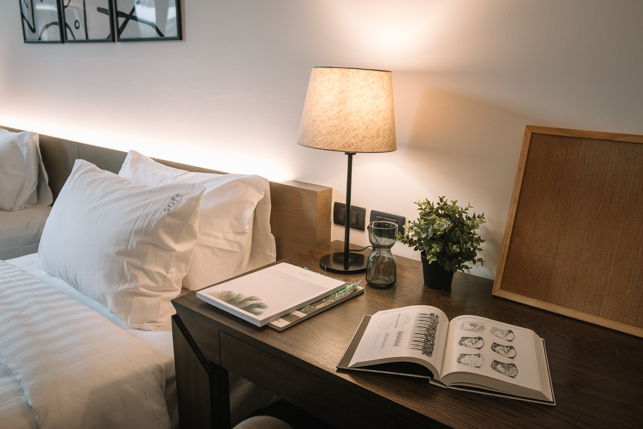 Deluxe Twin Room thumbnail 2